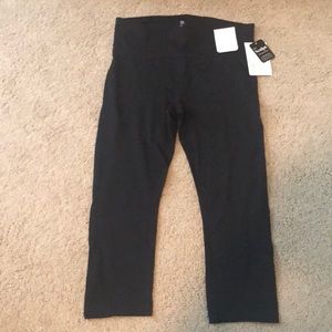 Gap - black sculpt compression capris - NWT - Lg